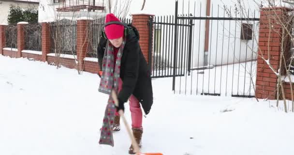 Žena Čistí Cestu Lopatou Sníh Začne Hrát Lopatu Jako Kytaru — Stock video