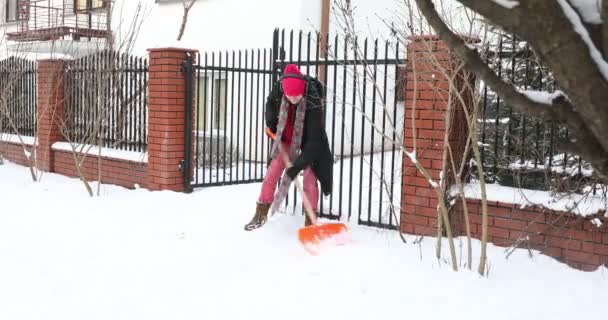 Žena Čistí Cestu Lopatou Sníh Začne Hrát Lopatu Jako Kytaru — Stock video