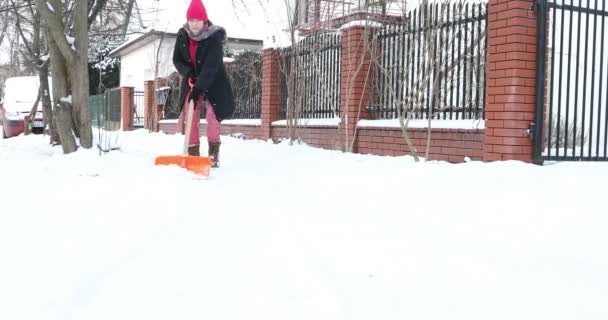 Žena Čistí Lopatu Sníh Ženské Loupané Zimní Sníh — Stock video