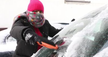 Arabadan fırçayla kar çıkarmak, otomobilin ön camını kardan temizlemek, kadın arabasını kardan temizlemek., 
