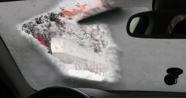 Sneeuw Uit Auto Verwijderen Met Een Borstel Voorruit Van Auto — Stockvideo