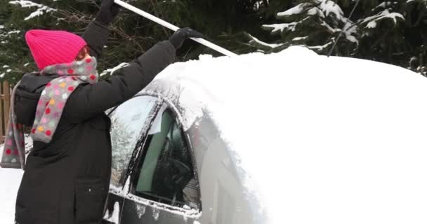 Bort Snö Från Bilen Med Borste Rensa Bilens Vindruta Från — Stockvideo