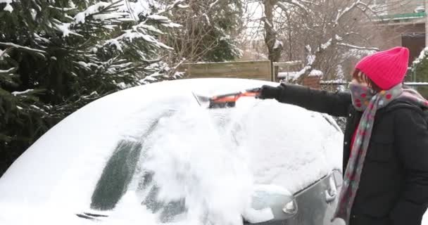 Nainen Raapimassa Tuulilasia Nainen Poistamassa Lunta Autosta Nainen Poistamassa Lunta — kuvapankkivideo