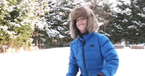 Αγόρι Φροντίζει Πουλιά Χειμώνα Αγόρι Ελέγχει Την Ταΐστρα Των Πουλιών — Αρχείο Βίντεο