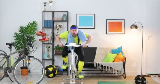 Fun Gym Een Stationaire Fiets Grappige Energieke Man Sportkleding Rijdt — Stockvideo