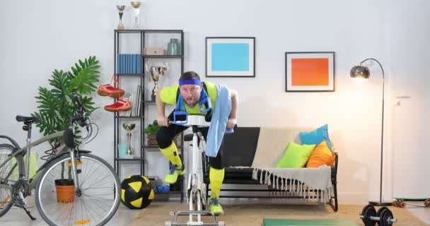 Grappig Vermoeide Atleet Thuis Bezig Een Hometrainer Thuis Trainen Thuis — Stockvideo