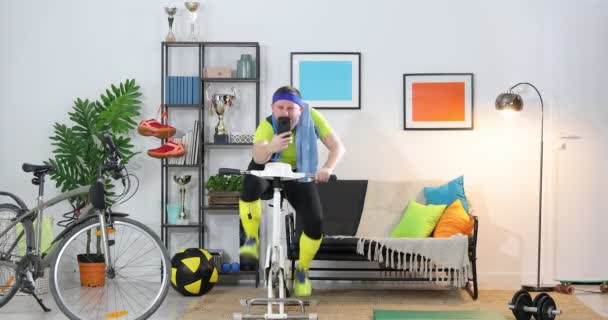 Divertente Atleta Energico Allenamento Cyclette Casa Scattare Selfie Sportivo Abbigliamento — Video Stock