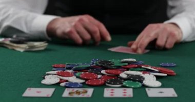 Kumarhanede kağıt oynamak, fişle bahis oynamak. Başarı ve zafer. Poker, blackjack, Teksas pokeri. Las Vegas mı? Hepsi Bahis, Poker Fişleri Yığını