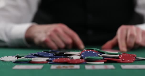 Παίζοντας Χαρτιά Καζίνο Αυξάνοντας Στοιχήματα Μάρκες Επιτυχία Και Νίκη Πόκερ — Αρχείο Βίντεο