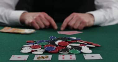 Kumarhanede kağıt oynamak, fişle bahis oynamak. Başarı ve zafer. Poker, blackjack, Teksas pokeri. Las Vegas mı? Hepsi Bahis, Poker Fişleri Yığını