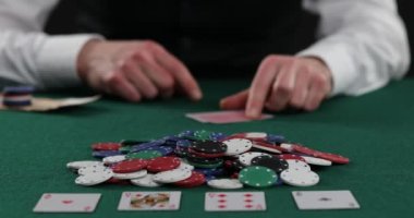 Kumarhanede kağıt oynamak, fişle bahis oynamak. Başarı ve zafer. Poker, blackjack, Teksas pokeri. Las Vegas mı? Hepsi Bahis, Poker Fişleri Yığını