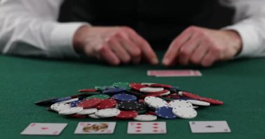 Kumarhanede kağıt oynamak, fişle bahis oynamak. Başarı ve zafer. Poker, blackjack, Teksas pokeri. Las Vegas mı? Hepsi Bahis, Poker Fişleri Yığını