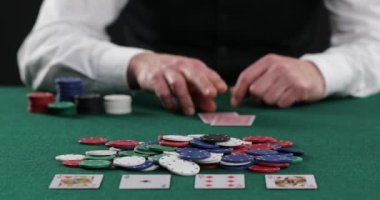 Kumarhanede kağıt oynamak, fişle bahis oynamak. Başarı ve zafer. Poker, blackjack, Teksas pokeri. Las Vegas mı? Hepsi Bahis, Poker Fişleri Yığını