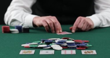Kumarhanede kağıt oynamak, fişle bahis oynamak. Başarı ve zafer. Poker, blackjack, Teksas pokeri. Las Vegas mı? Hepsi Bahis, Poker Fişleri Yığını