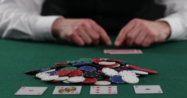 Kaarten Spelen Een Casino Inzetten Verhogen Met Chips Succes Overwinning — Stockvideo