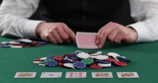 在赌场打牌 用筹码下注成功与胜利 21点 德州扑克 拉斯维加斯 成堆的扑克筹码 — 图库视频影像