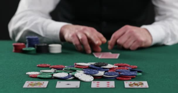 Kártyázni Egy Kaszinóban Zsetonokkal Emelni Tétet Siker Győzelem Póker Blackjack — Stock videók