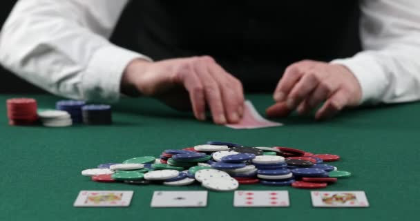 Играть Карты Казино Поднимать Ставки Помощью Фишек Успех Победа Покер — стоковое видео