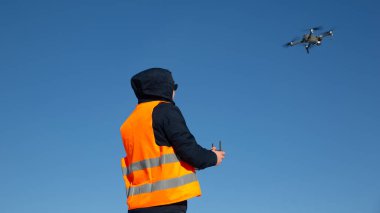 Mavi gökyüzünde uçan bir dron. İHA pilotu, İHA, Multirotor, Fotoğrafçılık, Helikopter, İnsansız Hava Aracı, İnsansız Helikopter Uçağı, Pilot İHA