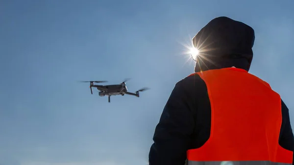 Mavi gökyüzünde uçan bir dron. İHA pilotu, İHA, Multirotor, Fotoğrafçılık, Helikopter, İnsansız Hava Aracı, İnsansız Helikopter Uçağı, Pilot İHA