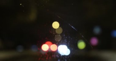Gece araba farlarının bulanık ışıkları bokeh