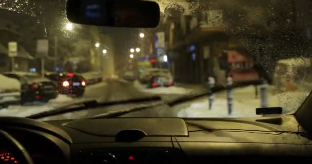Burza Śnieżna Pokryta Śniegiem Zimowa Droga Przedniej Szyby Samochodu Nocy — Wideo stockowe