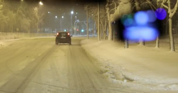 Burza Śnieżna Pokryta Śniegiem Zimowa Droga Przedniej Szyby Samochodu Nocy — Wideo stockowe
