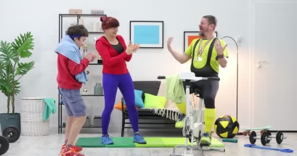 Falešní Sportovci Fitness Parodie Humor Sportovní Komedie Expresivní Fitness Chlap — Stock video