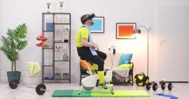 Spor salonunda egzersiz yapan, gözlük takan komik bir sporcu.