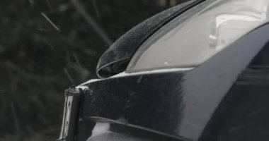 Rüzgâr esiyor, kar yağıyor.