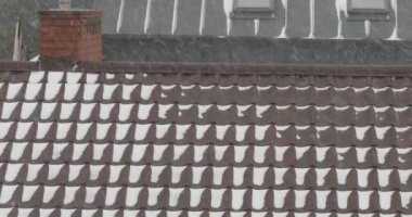 Rüzgâr esiyor, kar yağıyor.