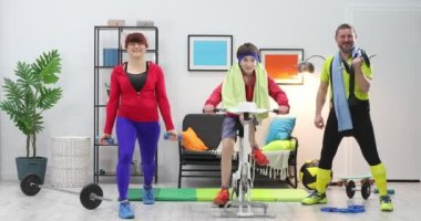Mutlu aile evde spor egzersizleri yapıyor. Anne, baba ve oğul evde birlikte antrenman yapıyorlar.