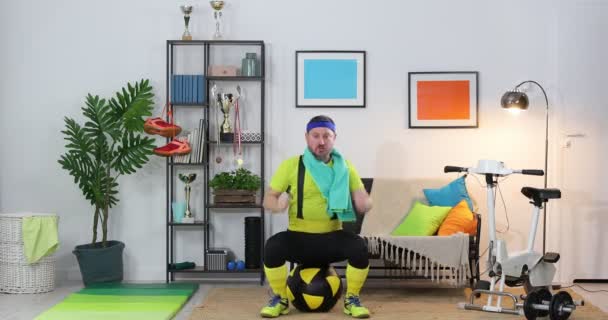 Fitness Parodi Sjov Fyr Der Træner Hjemme Humor Sport Aktivt – Stock-video