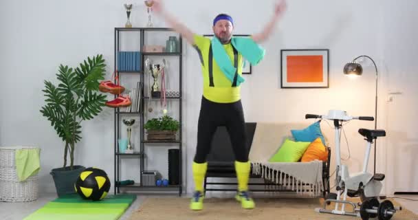 Sebuah Parodi Kebugaran Pria Lucu Melakukan Latihan Rumah Humor Dalam — Stok Video