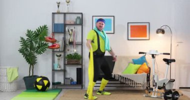 Fitness parodisi. Sporda espri. Evde antrenman yapan etkileyici fitness elemanı. Spor ve komedyenler konsepti.