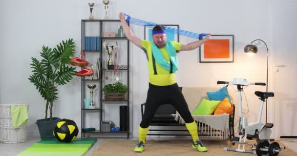 Parodi Kebugaran Humor Dalam Olahraga Expressive Pria Kebugaran Melakukan Pelatihan — Stok Video