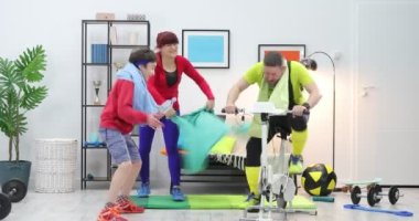 Bir fitness parodisi. Sporda espri. İfade sahibi aile evde egzersiz yapıyor. Spor ve komedyenler konsepti
