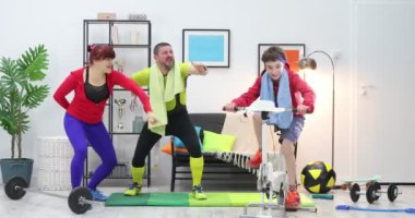 Bir fitness parodisi. Sporda espri. İfade sahibi aile evde egzersiz yapıyor. Spor ve komedyenler konsepti.