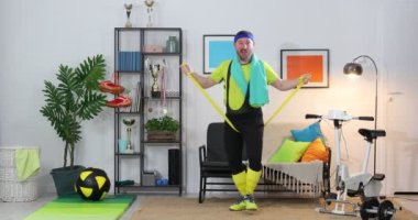 Fitness parodisi. Sporda espri. Evde antrenman yapan etkileyici fitness elemanı. Spor ve komedyenler. Evde egzersiz yapan komik bir sporcu..