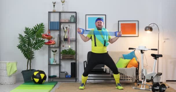 Parodi Kebugaran Humor Dalam Olahraga Expressive Pria Kebugaran Melakukan Pelatihan — Stok Video