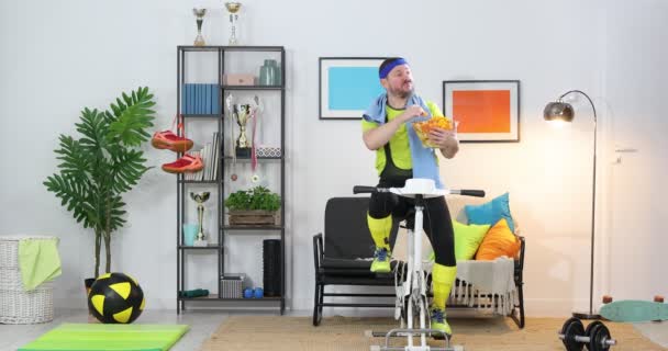 Χαλαρώνοντας Ποδήλατο Ποδηλάτης Απολαμβάνει Μια Χαλαρωτική Βόλτα Ποδήλατο Εκφραστική Άνθρωπος — Αρχείο Βίντεο