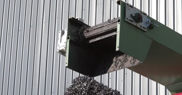 Metallteile Die Eine Schachtel Aus Einer Recyclingmaschine Fallen Recycelter Altmetall — Stockvideo