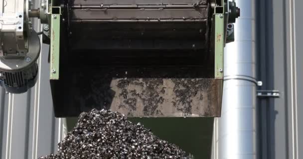 Piezas Metal Cayendo Una Caja Máquina Procesamiento Reciclaje Chatarra Reciclada — Vídeo de stock