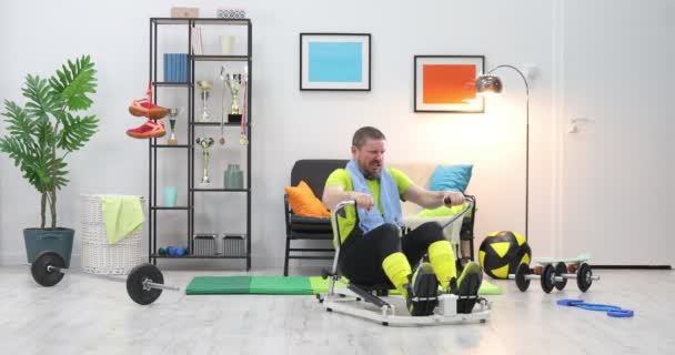 クレイジーアスリート フィットネス精力的な男ストレッチ ダンベルを持ち上げ 自宅で演習を行う — ストック動画