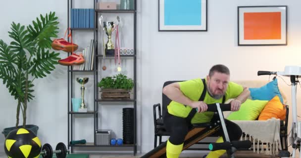 Fitness Parodie Humor Sportu Expresivní Fitness Chlap Dělá Falešný Trénink — Stock video