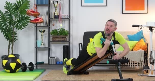 Galning Idrottsman Fitness Energisk Man Stretching Lyfta Hantlar Gör Övningar — Stockvideo