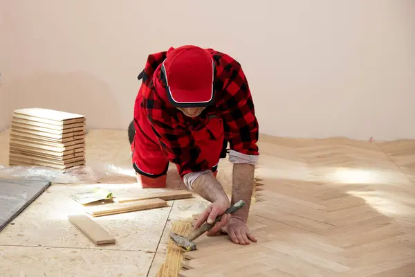 Nahaufnahme Eines Arbeiters Der Holzparkett Verlegt Arbeiter Verlegen Parkett Arbeiter — Stockfoto