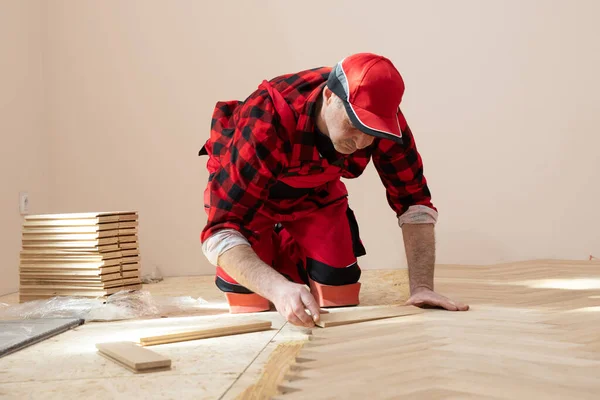 Arbeiter Verlegen Parkettboden Während Renovierung Des Hauses Bau Einem Renovierten — Stockfoto