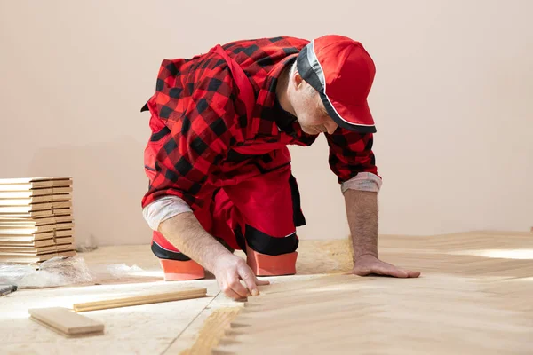 Handwerker Verlegen Holzböden Arbeiter Legen Parkettböden Arbeiter Verlegen Holzlaminatboden Parkett — Stockfoto