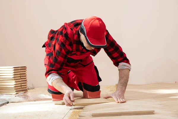 Arbeiter Verlegen Parkettboden Während Renovierung Des Hauses Bau Einem Renovierten — Stockfoto